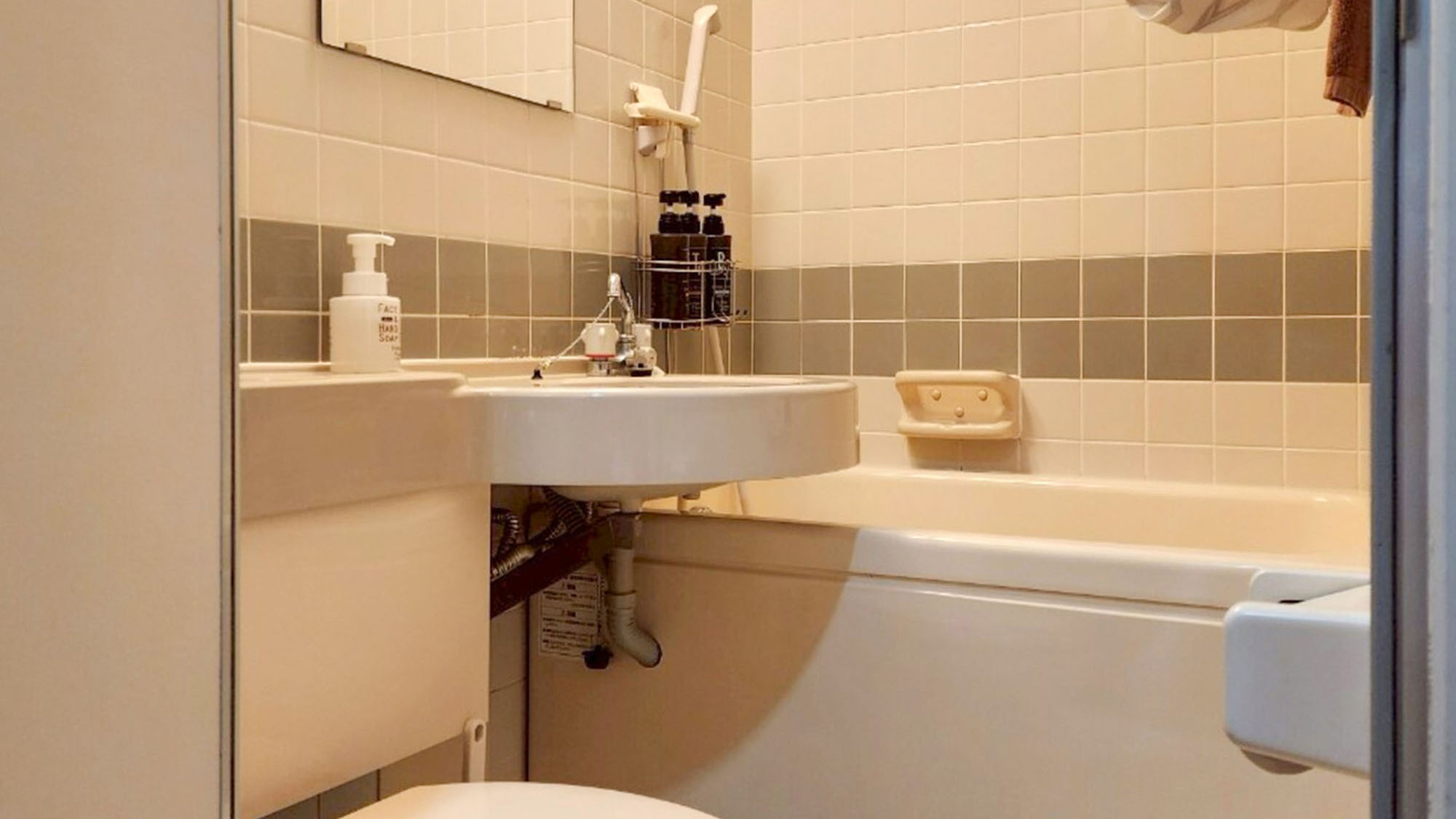 ・【504：ユニットバス】シャワーの際は、カーテンを閉めてご利用ください