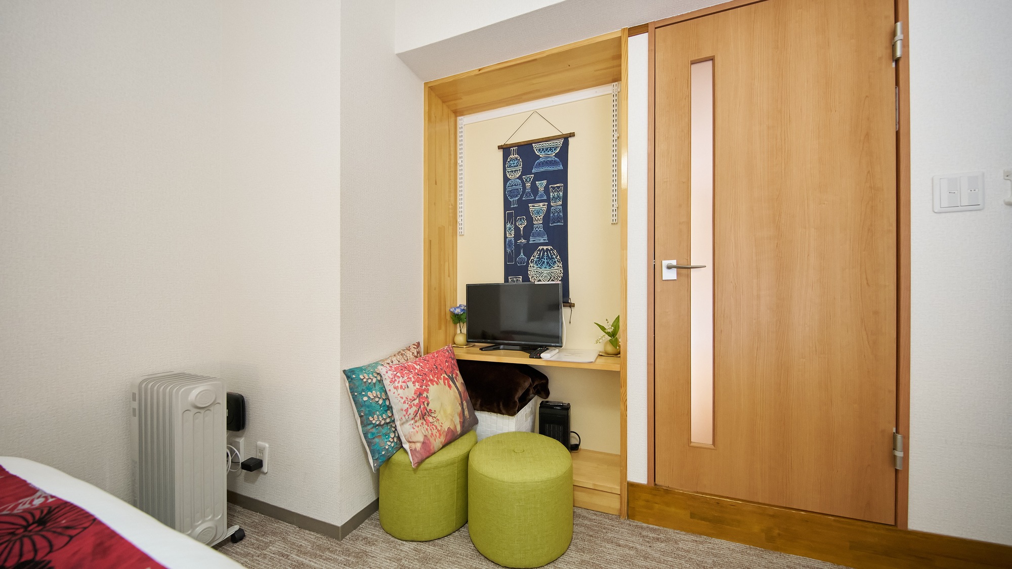 ・205号室／コンパクトなテレビと座椅子