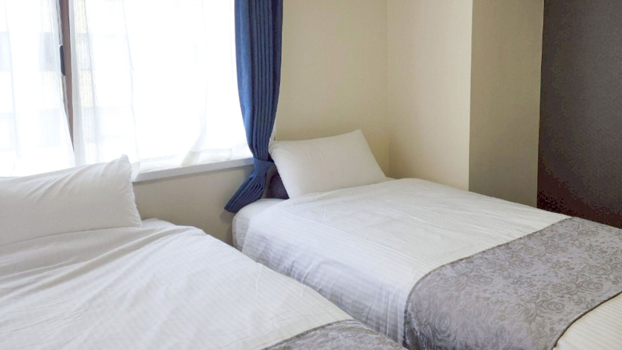 ・【404：寝室】シングルベッド2台を備えた1Kツインルーム。グレーを基調としたお部屋です