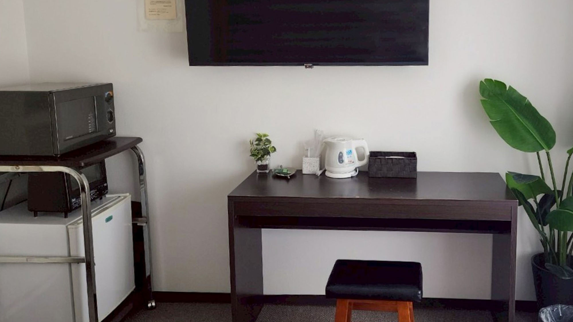 ・【402：設備】壁掛け式の大画面薄型テレビを完備。ベッドに寝そべってテレビを視聴できます