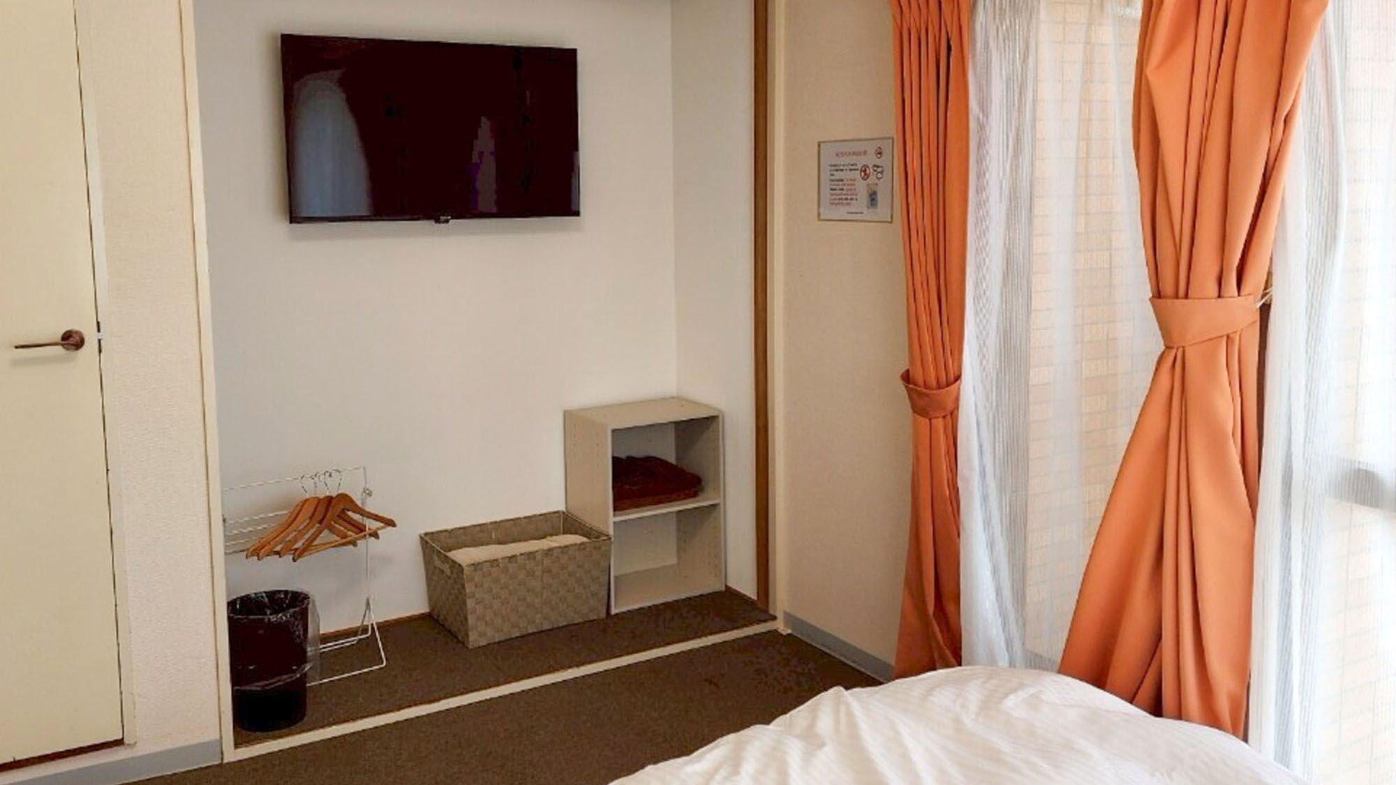 ・【504：テレビ】壁掛け式の大画面薄型テレビを設置。ベッドに寝転がってテレビが見られます