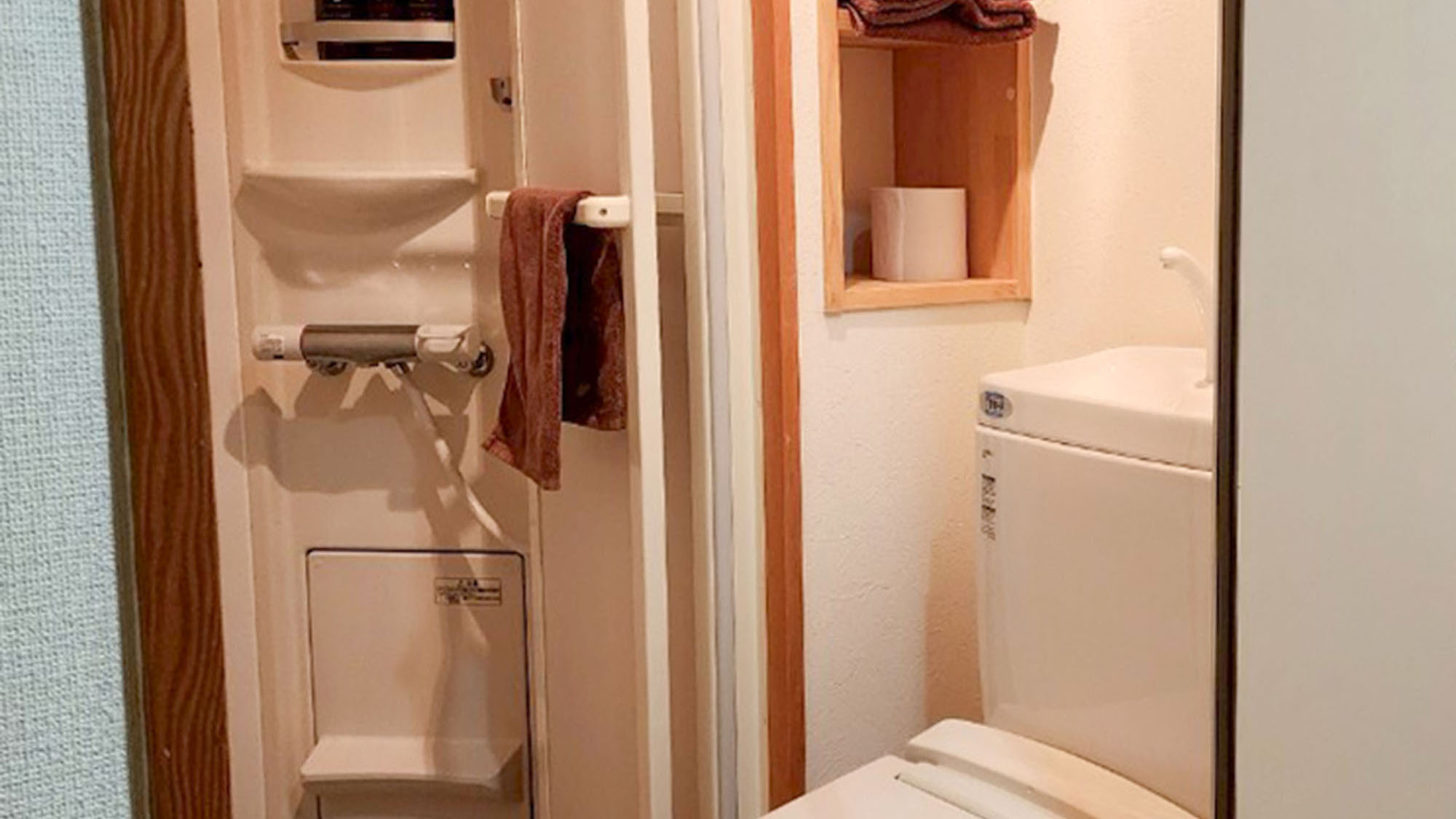 ・【703：シャワー＆トイレ】シャワー室とトイレは独立。快適にご利用いただけます