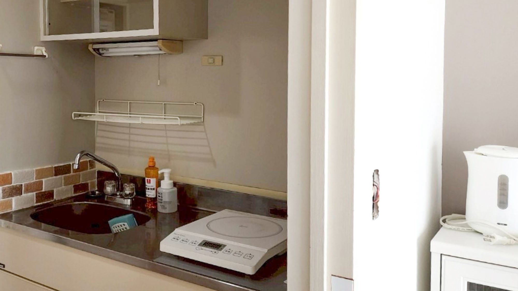 ・【603：キッチン】流し台横のモザイクタイルがアクセントになっています