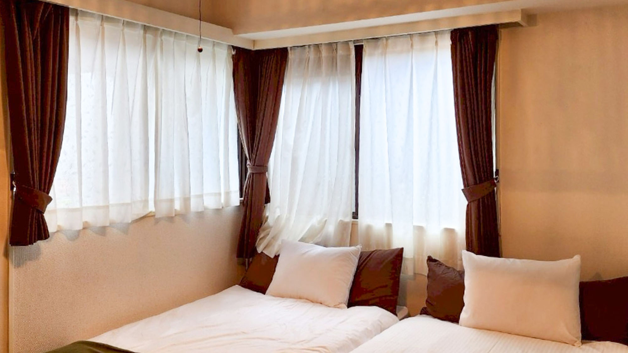 ・【204：寝室】窓からの光と温かい照明が創り出す、モダンで落ち着いたお部屋です