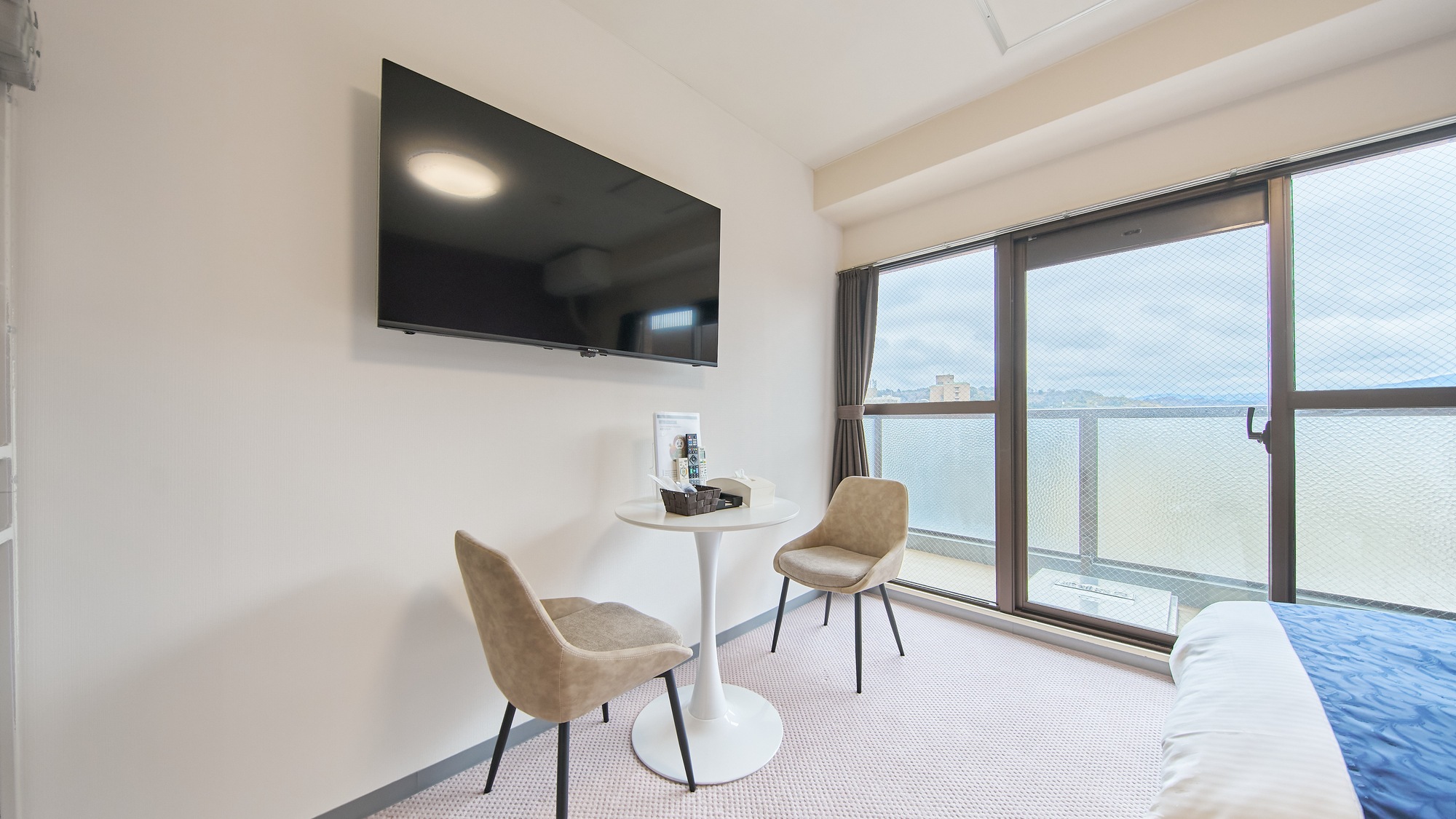 ・703号室／お食事や仕事に便利なテーブル