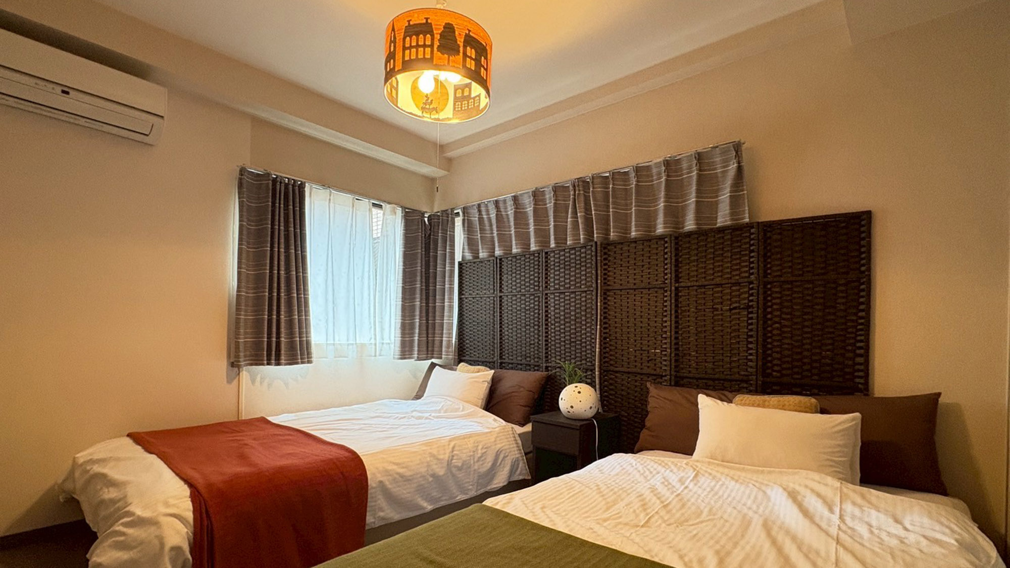 ・【305：寝室2】可愛らしい照明カバー。シンプルなお部屋でひと際目をひきます