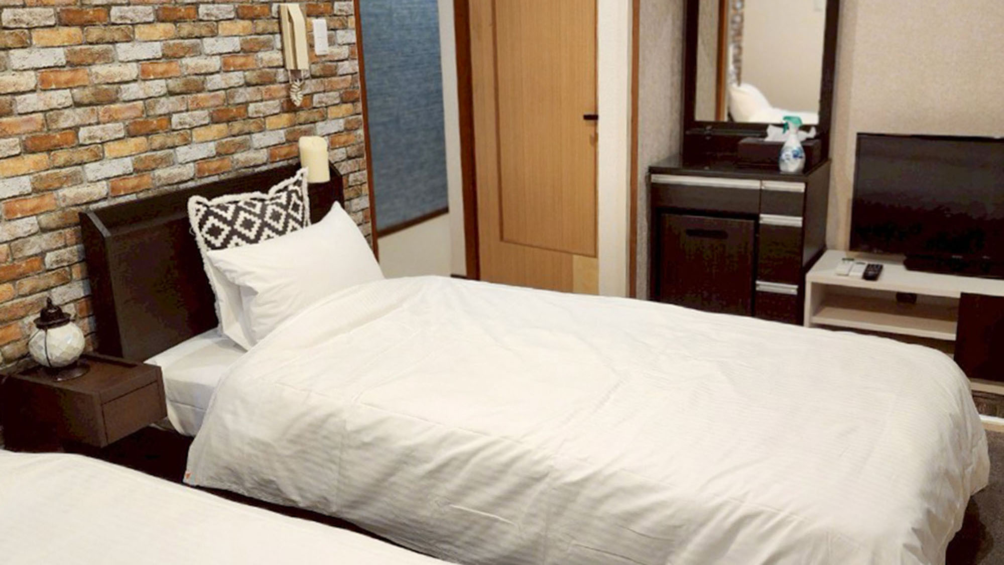 ・【1001：寝室3】テレビ台やドレッサーを完備。快適なプライベート空間でゆったりお過ごしください