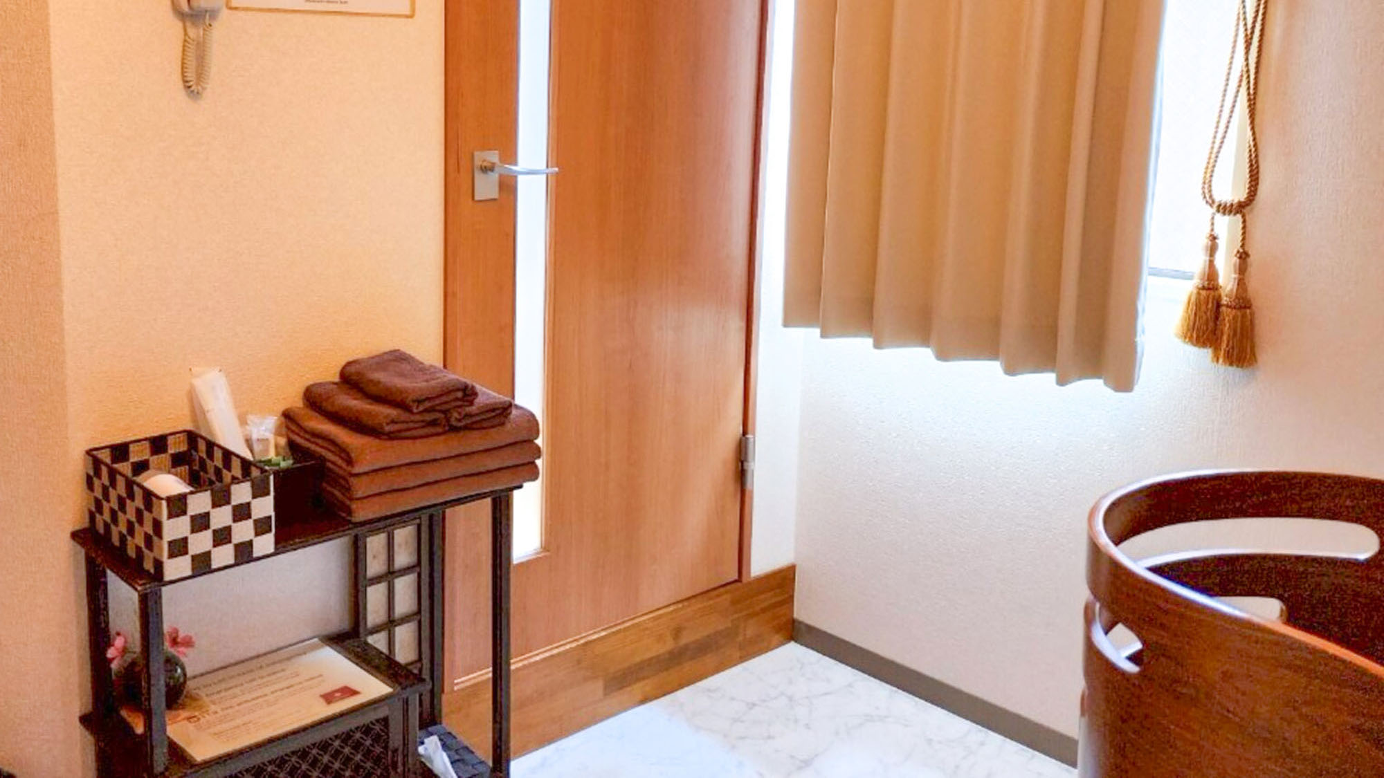 ・【205：アメニティ】備え付けのアメニティ類はご自由にご使用ください