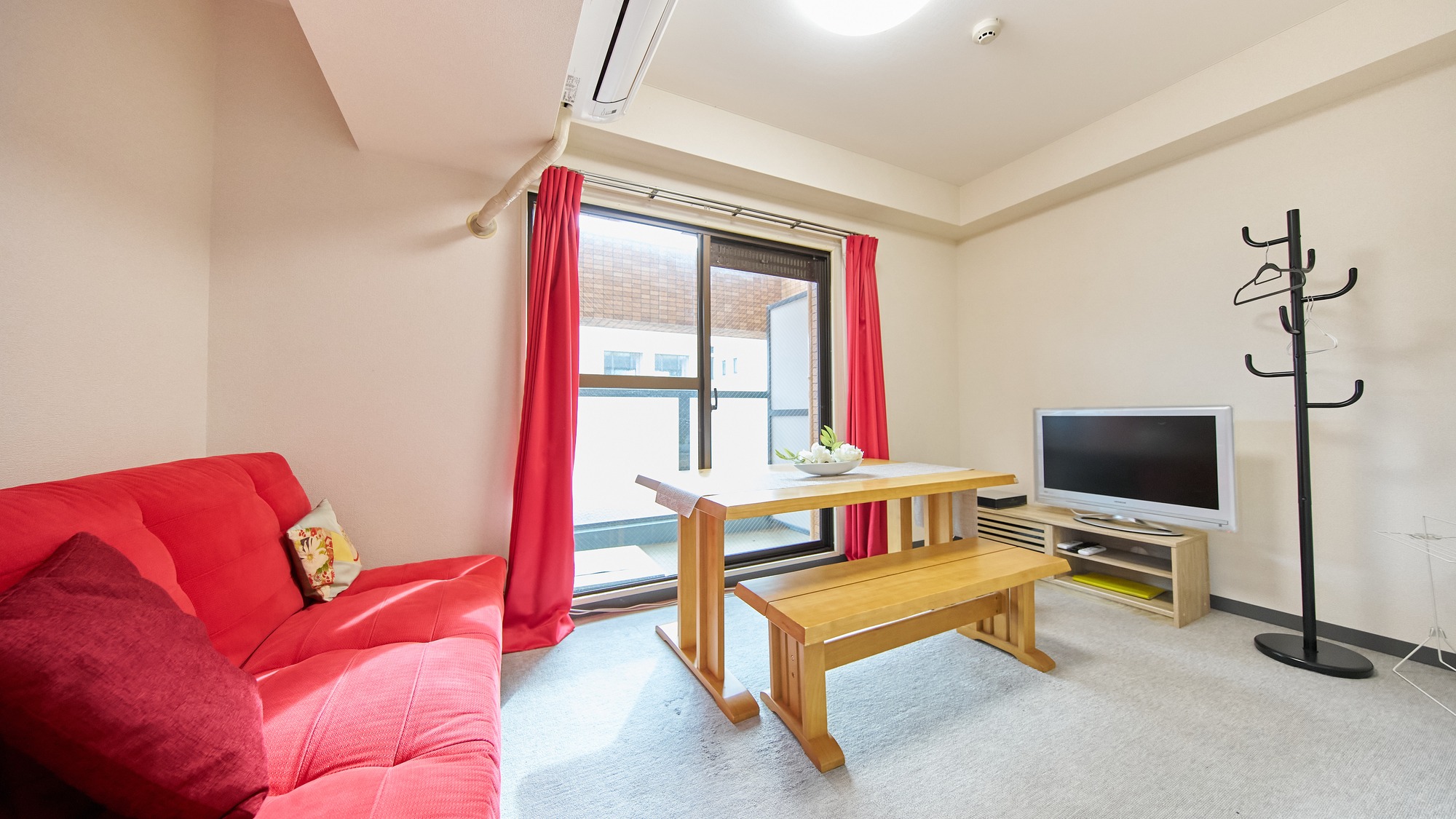 ・405号室／ソファと広めのテーブルでゆったりくつろげるお部屋