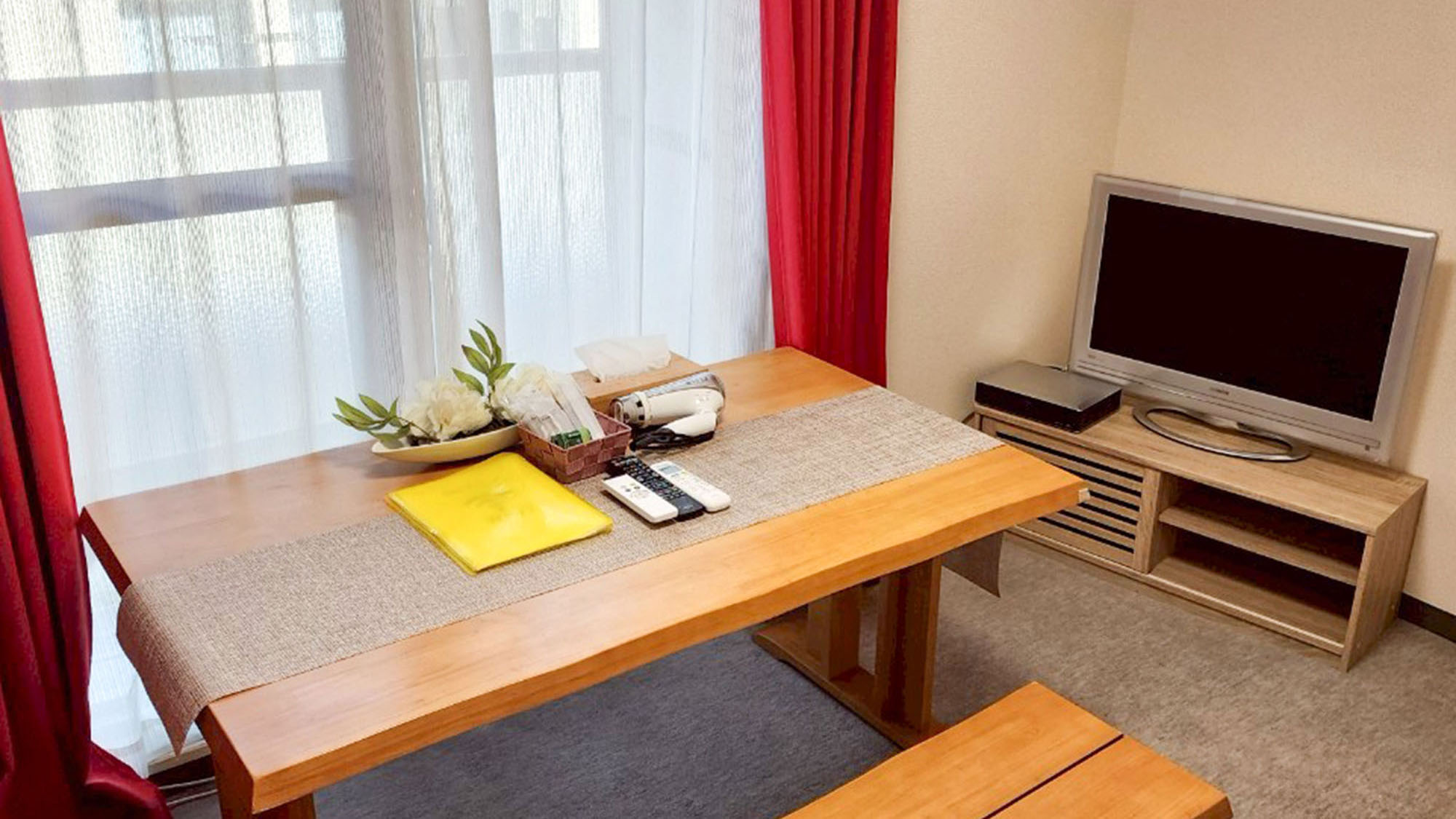 ・【405：テーブル】2～3名向けの木製テーブルを設置。お食事やお茶の時に便利です