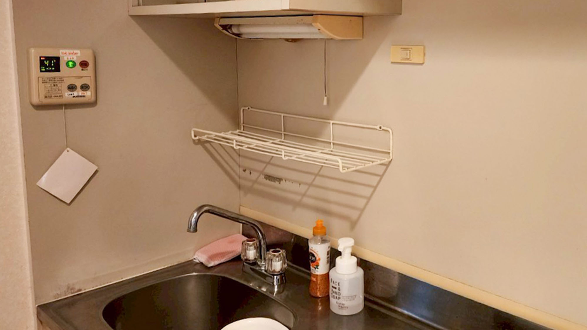 ・【405：キッチン】IHコンロ・食器完備の簡易キッチン。簡単な自炊が可能です