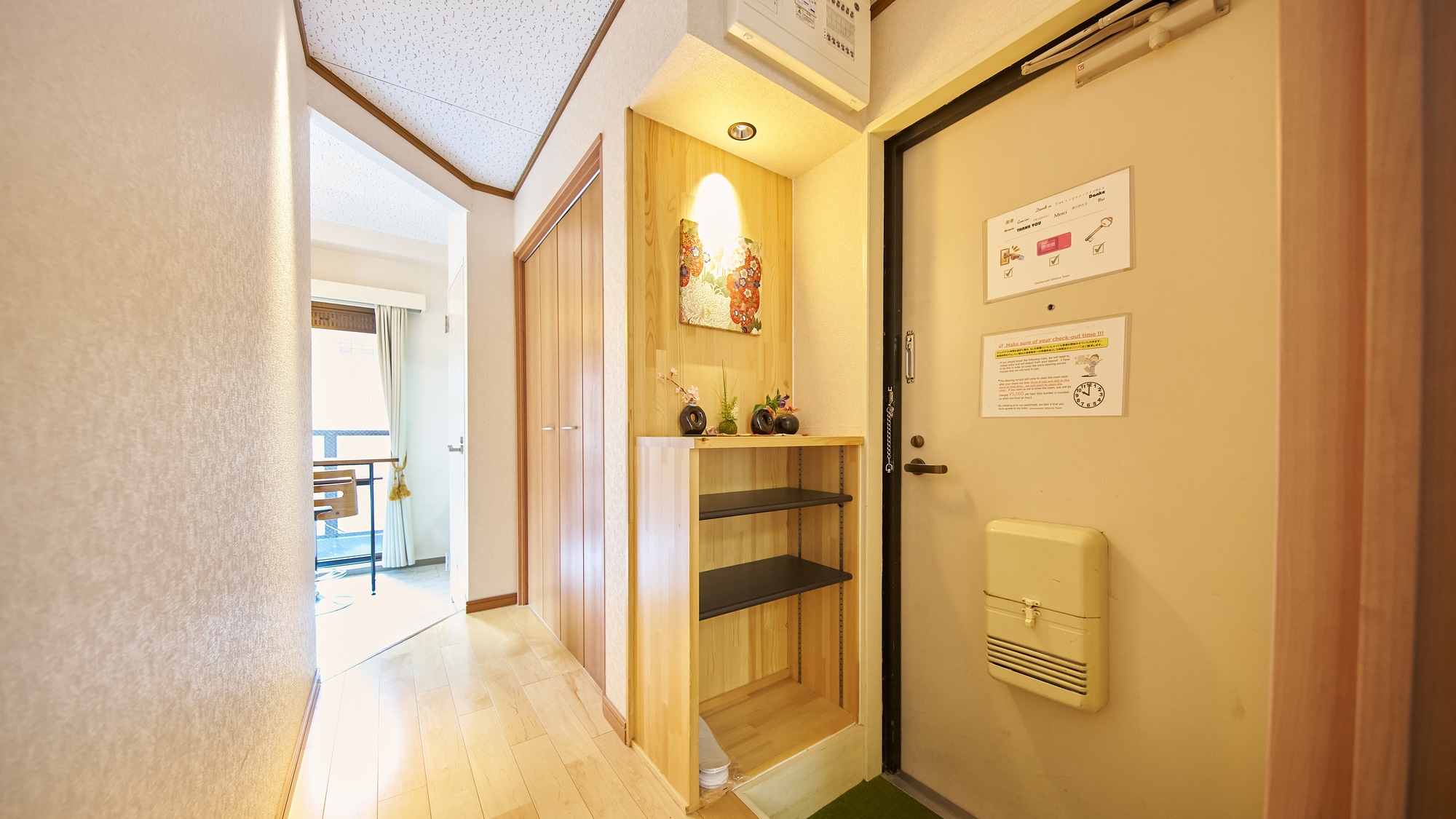 ・205号室／ゆとりある靴箱を備えた玄関