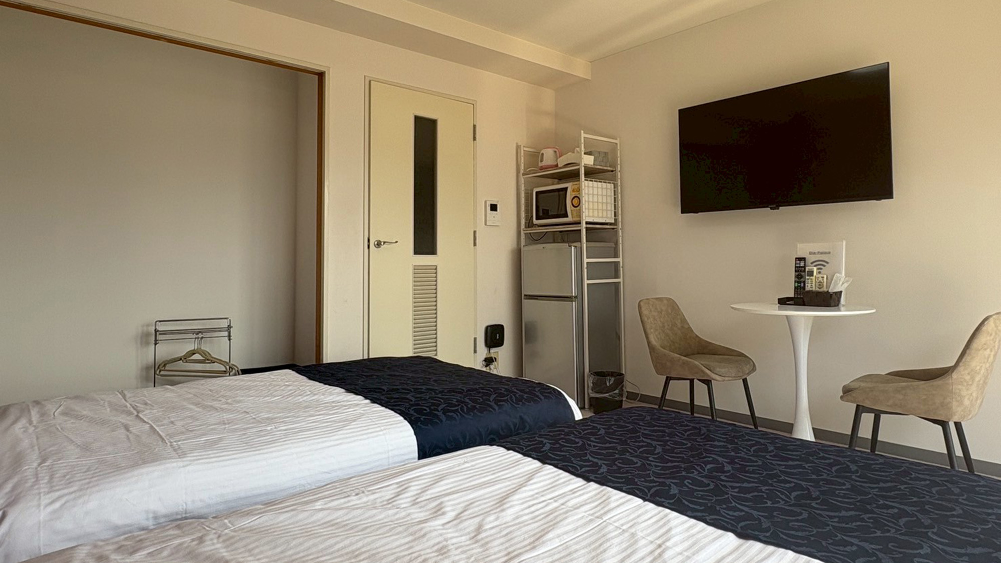 ・【703：設備】ベッド正面の壁にテレビを設置していますので寝転がって見られます