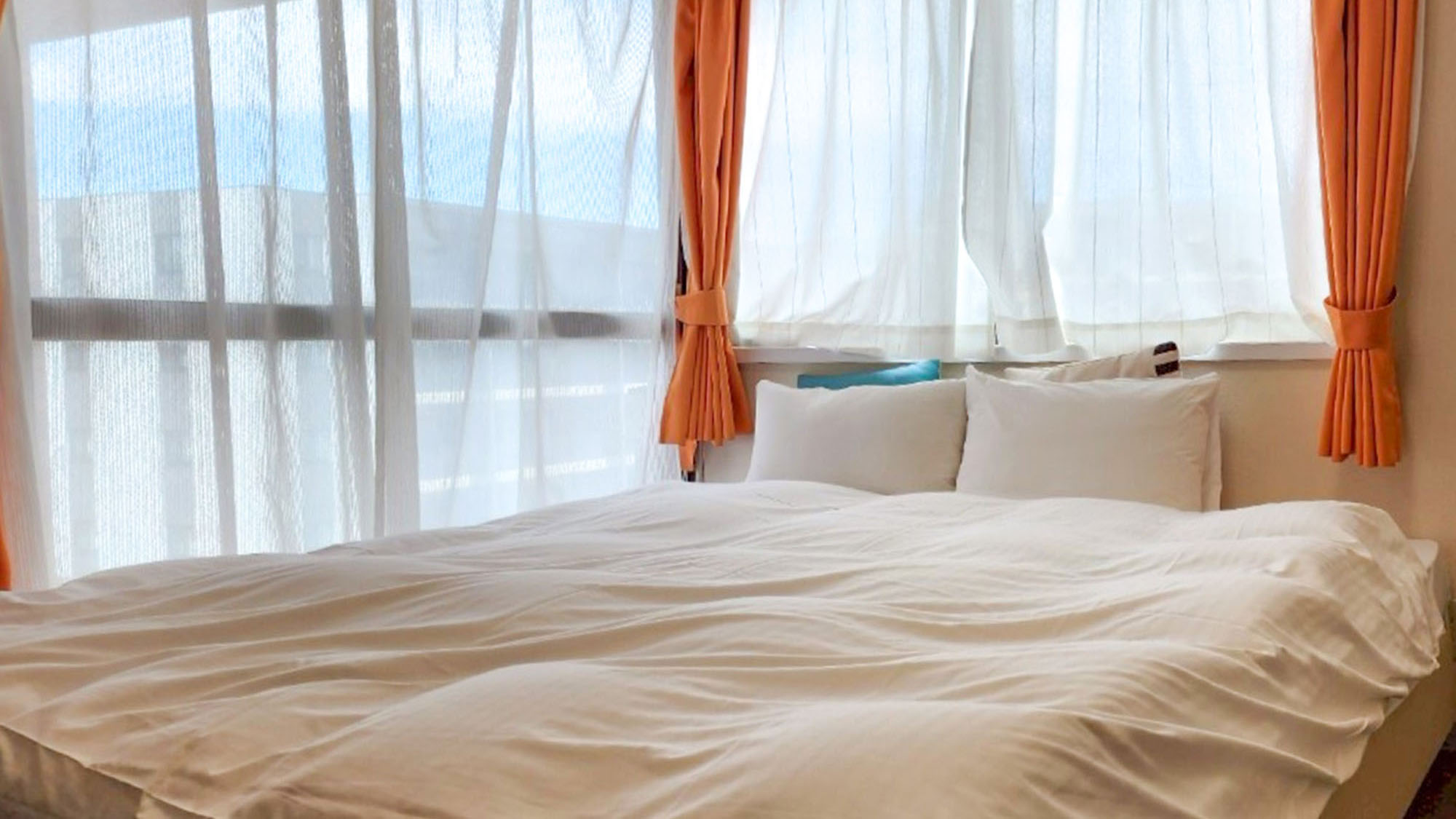 ・【504：寝室】クイーンベッド1台を備えた1Kダブルルーム。日当たりのよいお部屋です