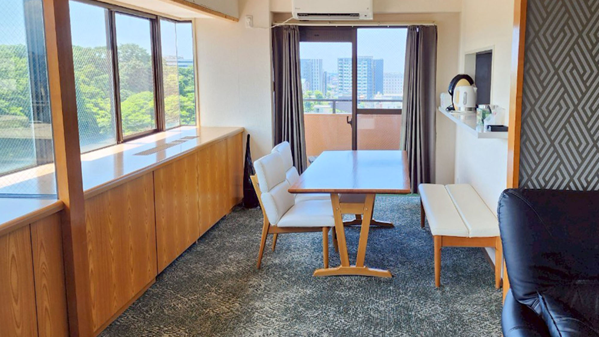 ・【1001：ダイニング】リビングに隣接。眺望抜群のダイニングでお食事をお楽しみください