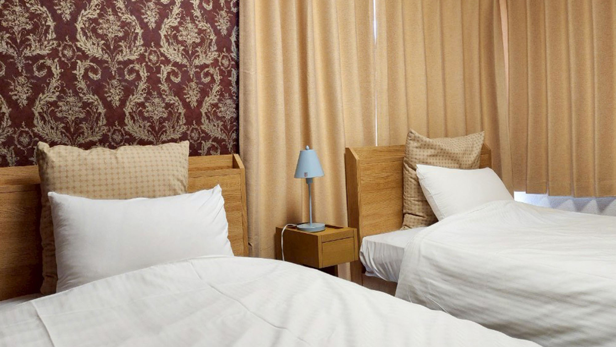 ・【1001：寝室1】シングルベッド2台を完備。デザイン壁紙が空間を彩ります