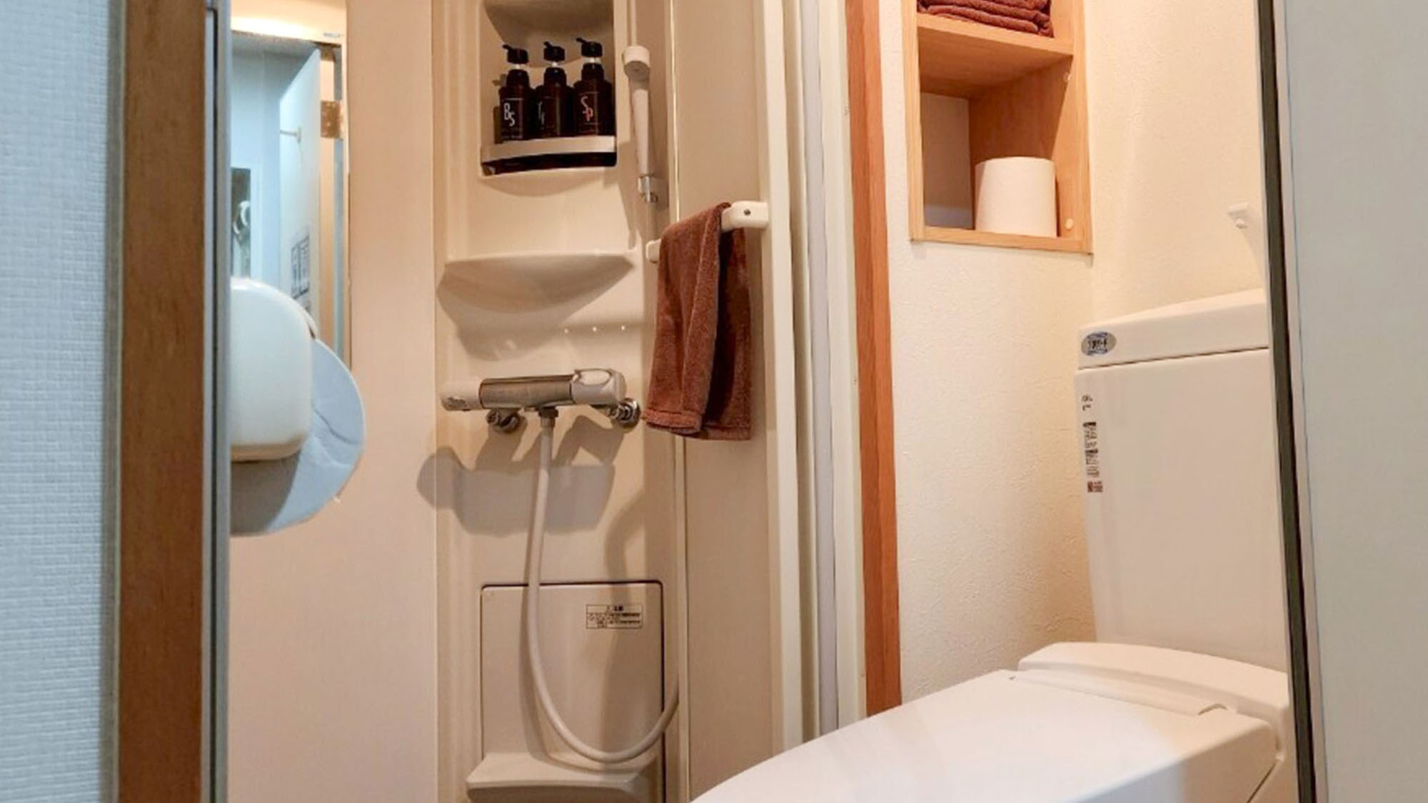 ・【402：シャワー＆トイレ】シャワー室とトイレは独立。快適にご利用いただけます