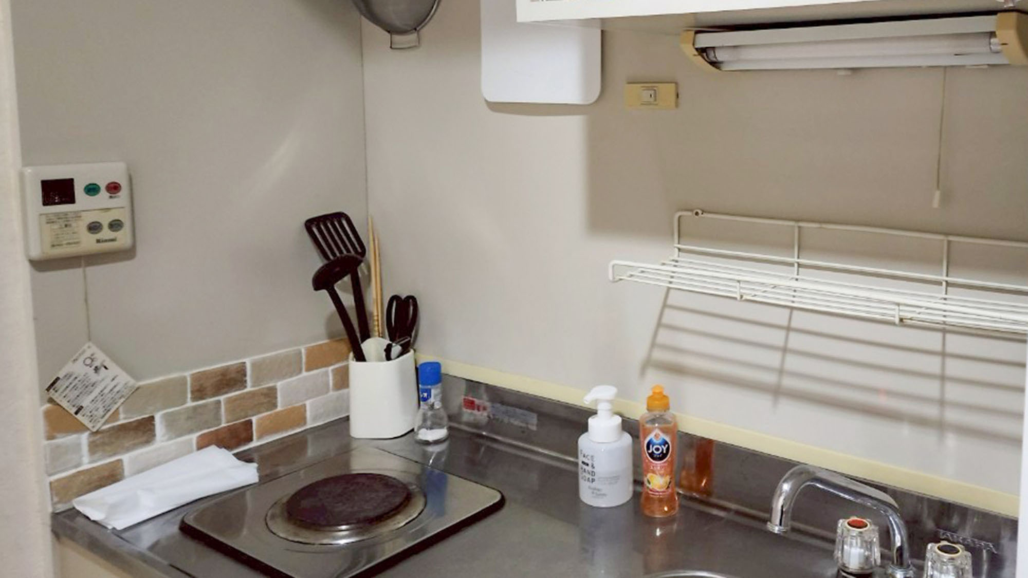 ・【704：キッチン】電気コンロ・食器完備の簡易キッチン。簡単な自炊が可能です