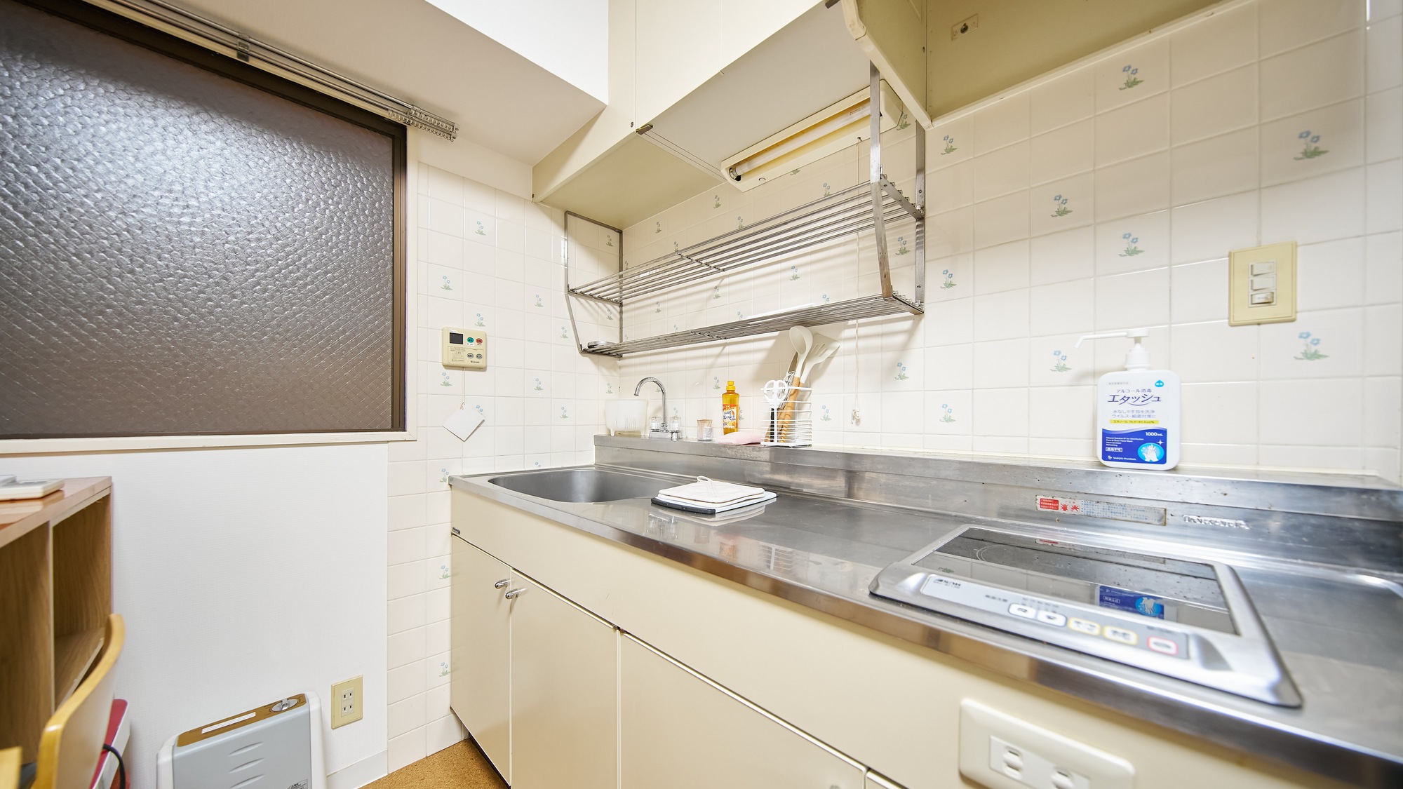 ・501号室／広めのキッチン。長期滞在や大人数でのご宿泊に人気です