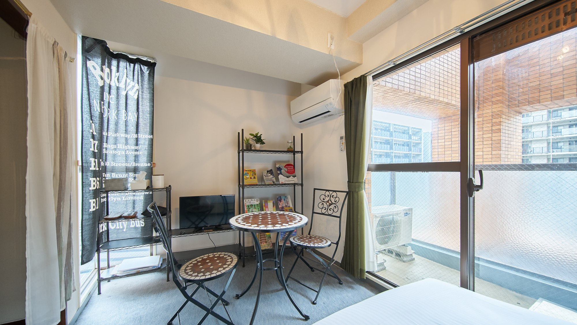 ・305号室／寝室①　本や雑誌がお好きな方にピッタリのお部屋