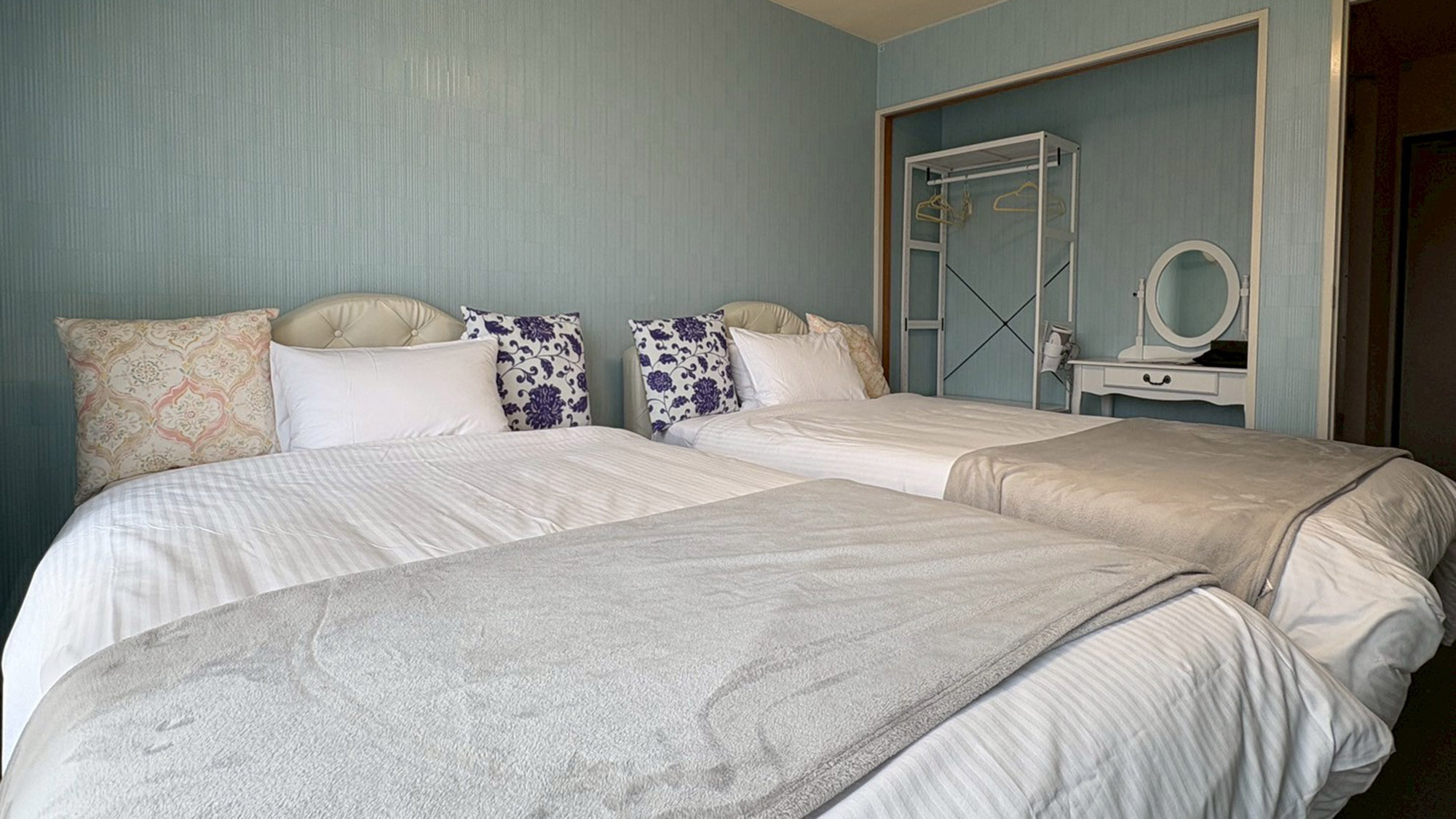 ・【602：寝室】ベッドのクッションは抱きかかえたり背もたれにしたり。寛ぎたい時に欠かせません