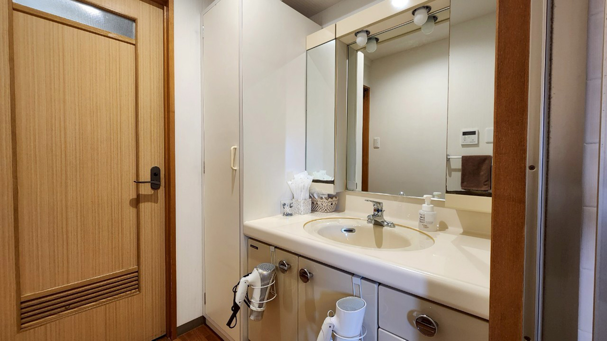 ・【1001：洗面】大きな鏡の洗面台。アメニティも各種取り揃えております