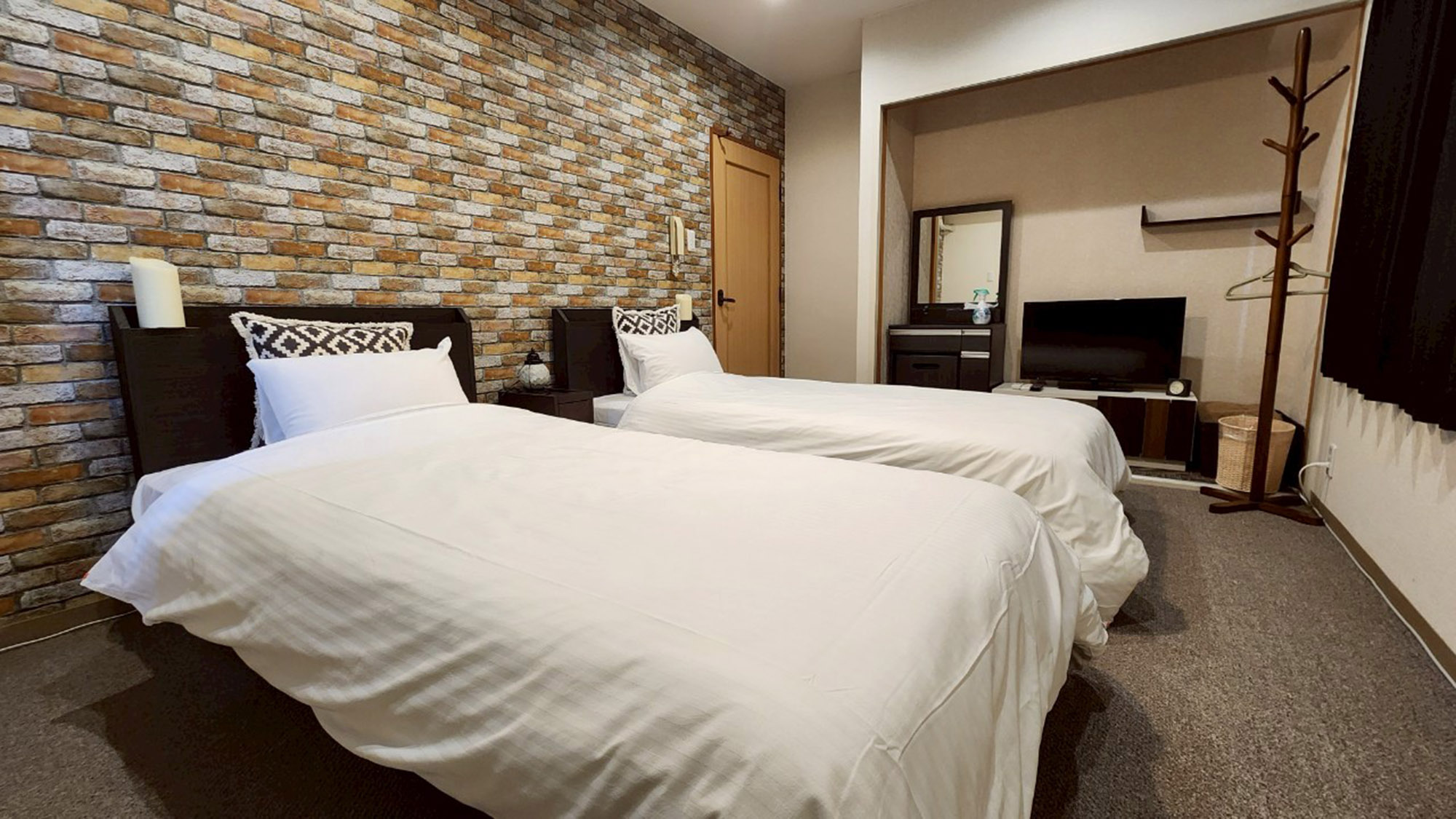 ・【1001：設備】大きい鏡のドレッサーを完備。メイクや身支度が捗ります