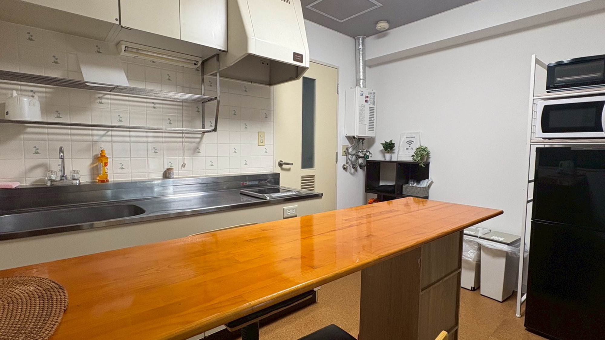 ・【501：キッチン】使い勝手のいいカウンターテーブルで食事をお楽しみください