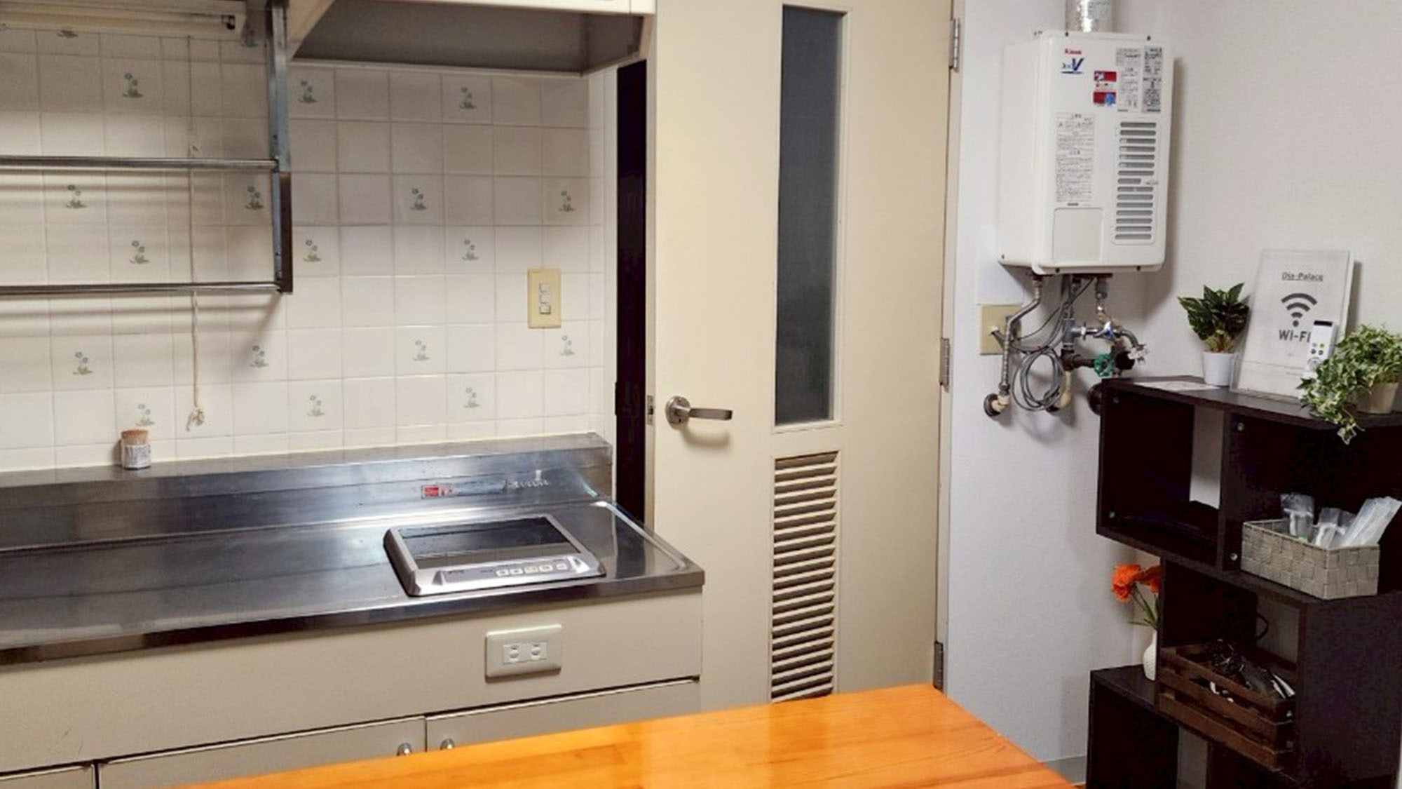 ・【501：キッチン】キッチンの棚に置かれているアメニティ類はご自由にお使いください