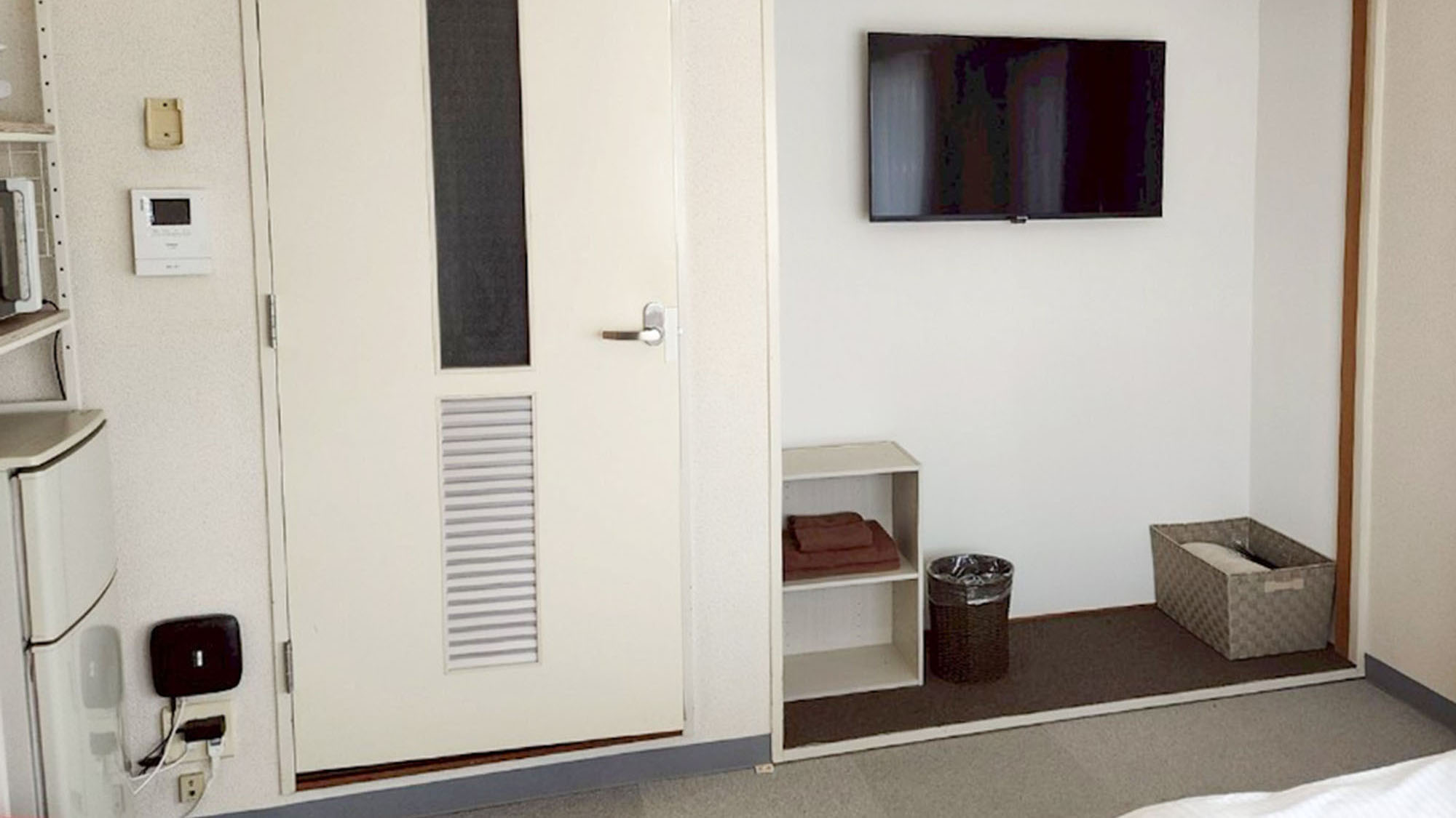 ・【604：テレビ】壁掛け式の薄型テレビを設置。ベッドで寝転がってのんびりテレビ三昧？