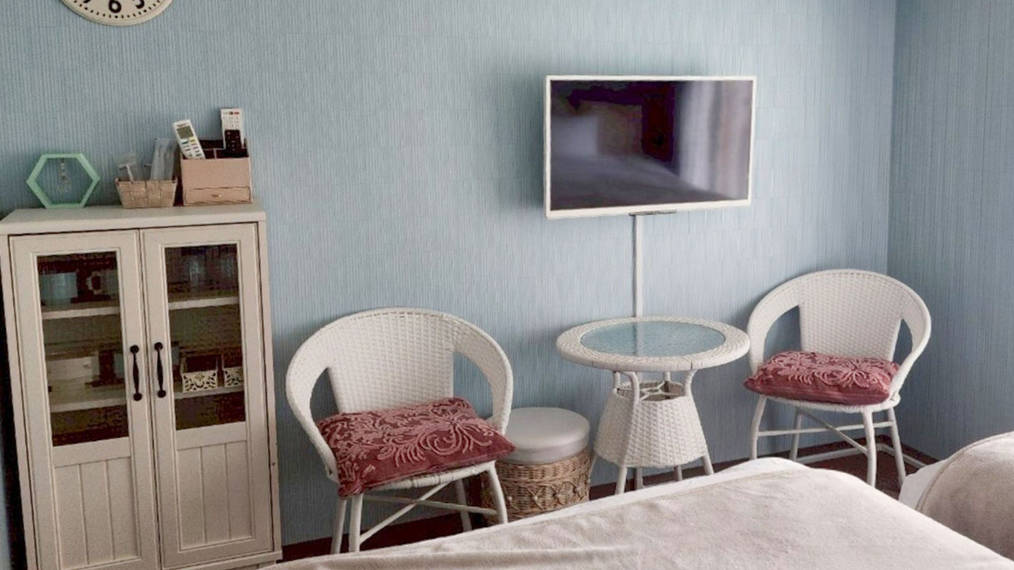 ・【602：設備】白と水色を基調としたインテリア。爽やかな雰囲気のお部屋です