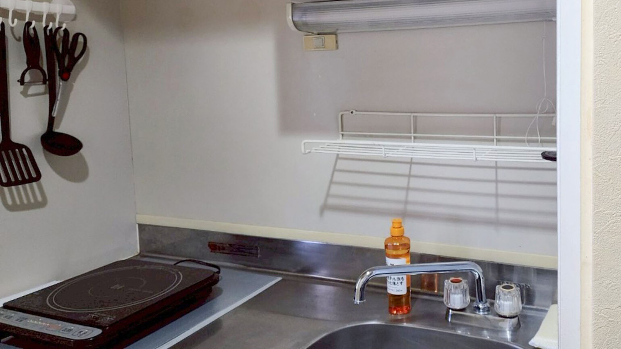 ・【504：キッチン】IHコンロ・食器完備の簡易キッチン。簡単な自炊が可能です