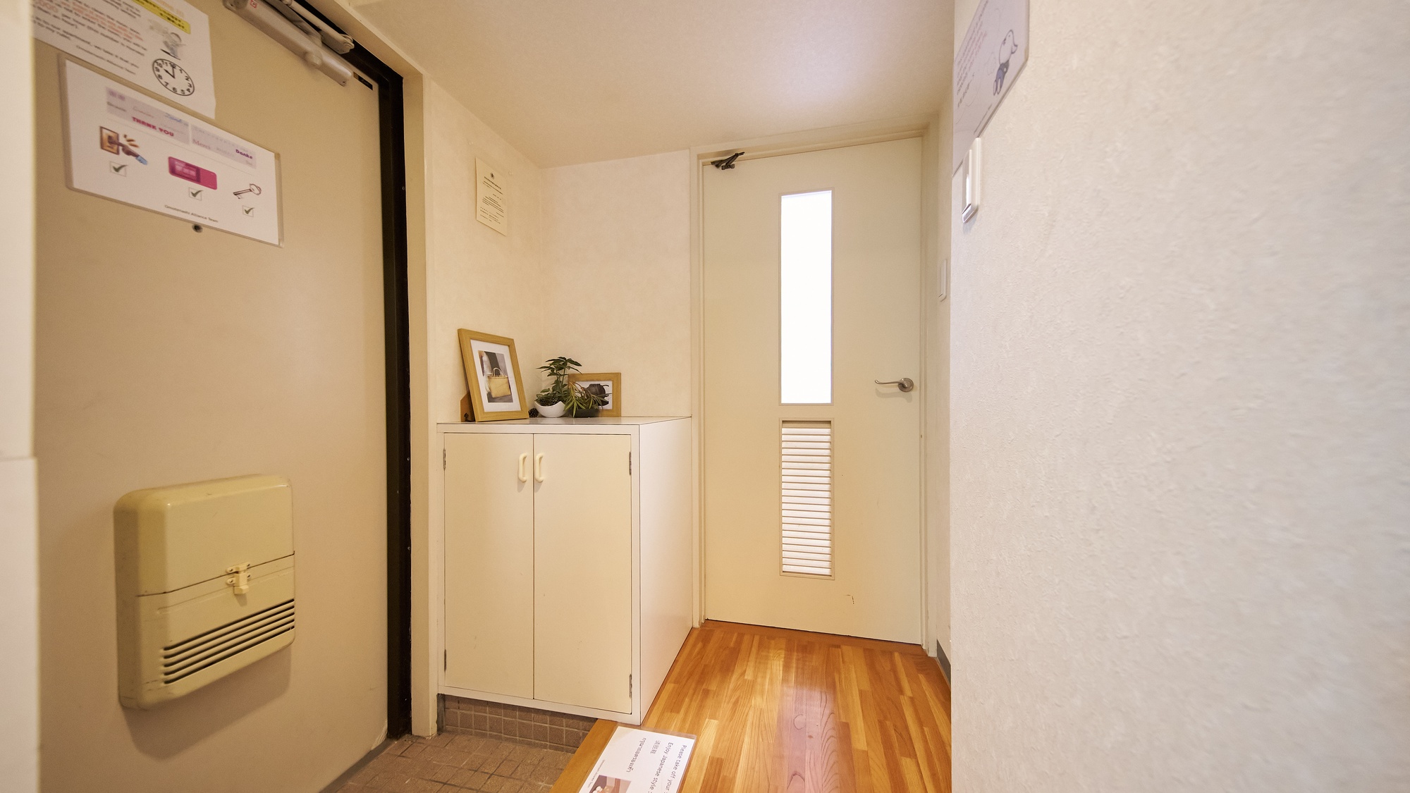 ・405号室／大きな靴箱を備えた玄関