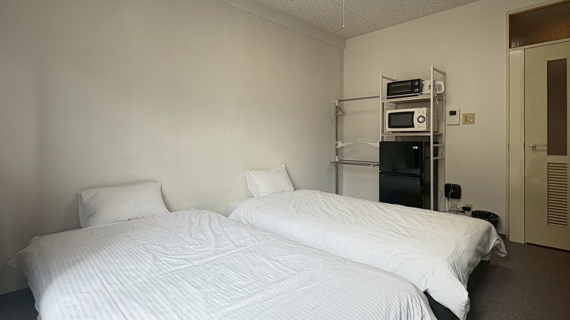 ・【202：寝室】白を基調としたシンプルなお部屋。ゆったりとお寛ぎください