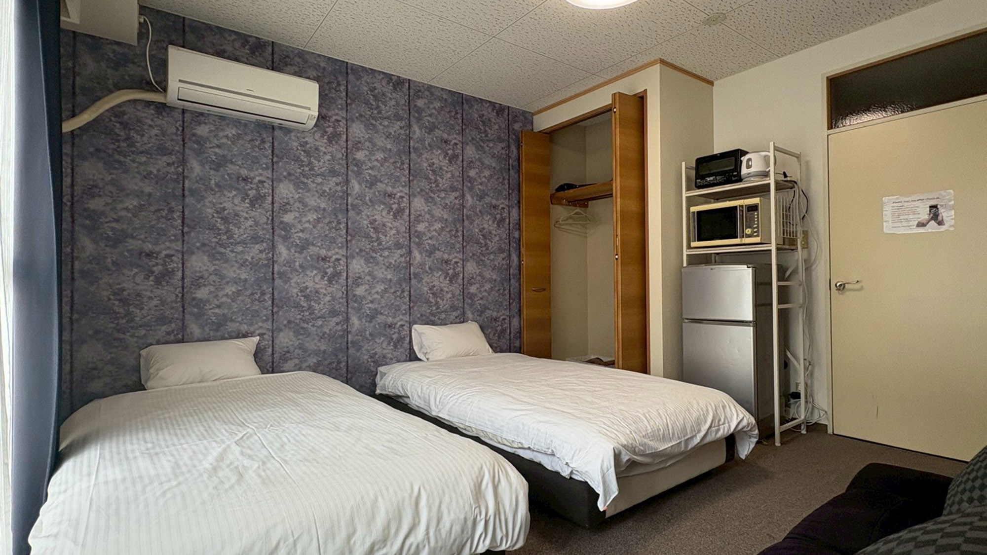 ・【203：寝室】最大2名様宿泊可能。コンパクトながら必要なものが揃ったお部屋です