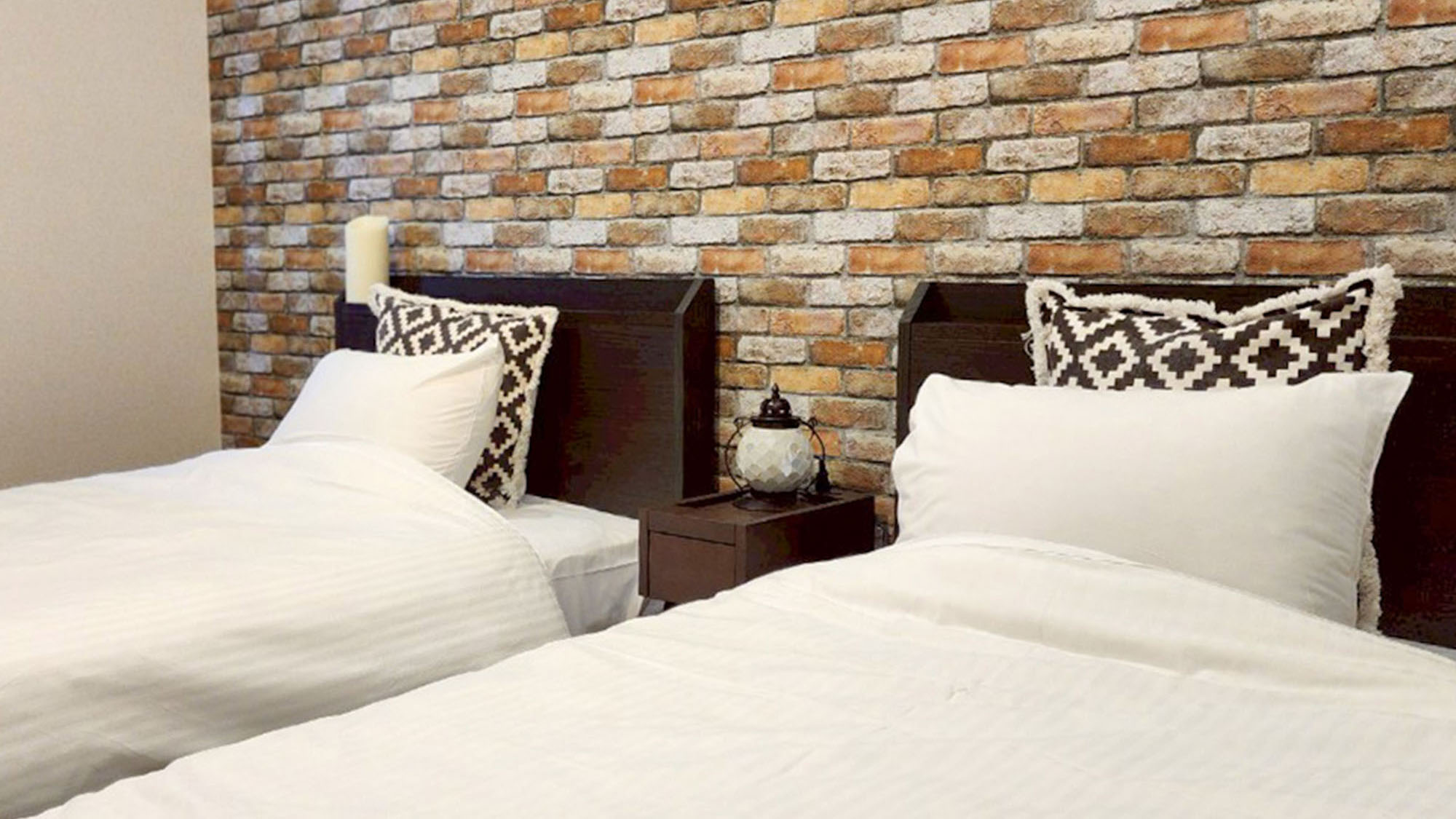 ・【1001：寝室3】シングルベッド2台を完備。レンガ風の壁紙がお部屋のアクセントに