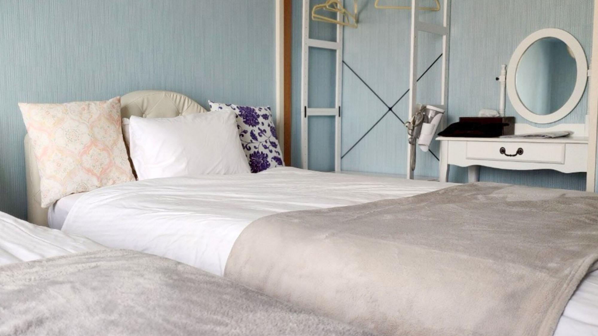 ・【602：寝室】メイクをするのが楽しくなるような白いドレッサーを設置