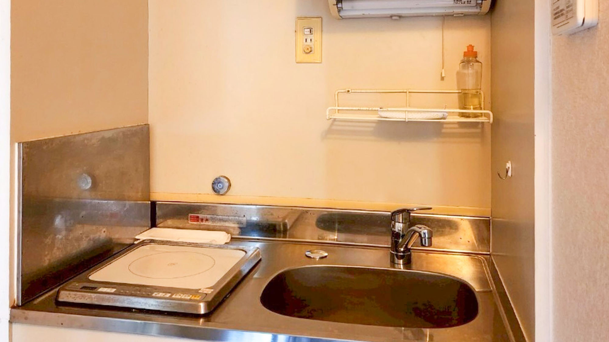 ・【205：キッチン】IHコンロ・食器完備の簡易キッチン。簡単な自炊が可能です