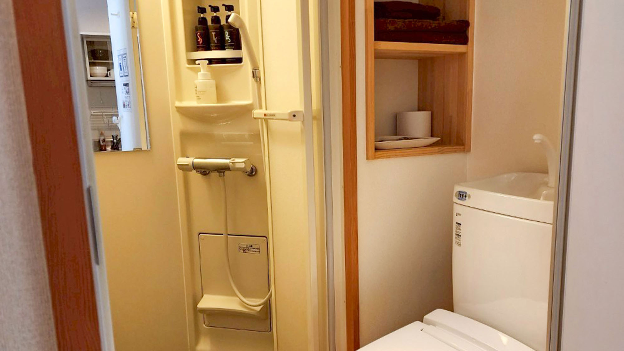 ・【203：シャワー＆トイレ】シャワー室とトイレは独立。快適にご利用いただけます