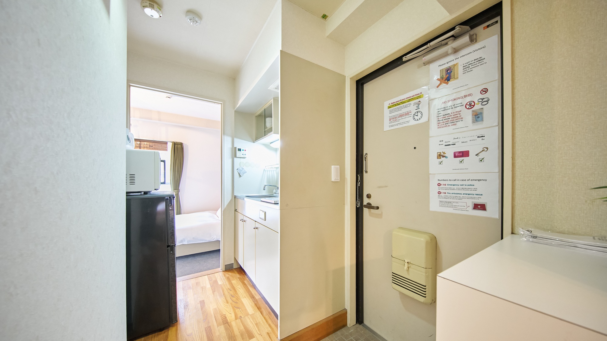 ・305号室／大きな靴箱を備えた玄関