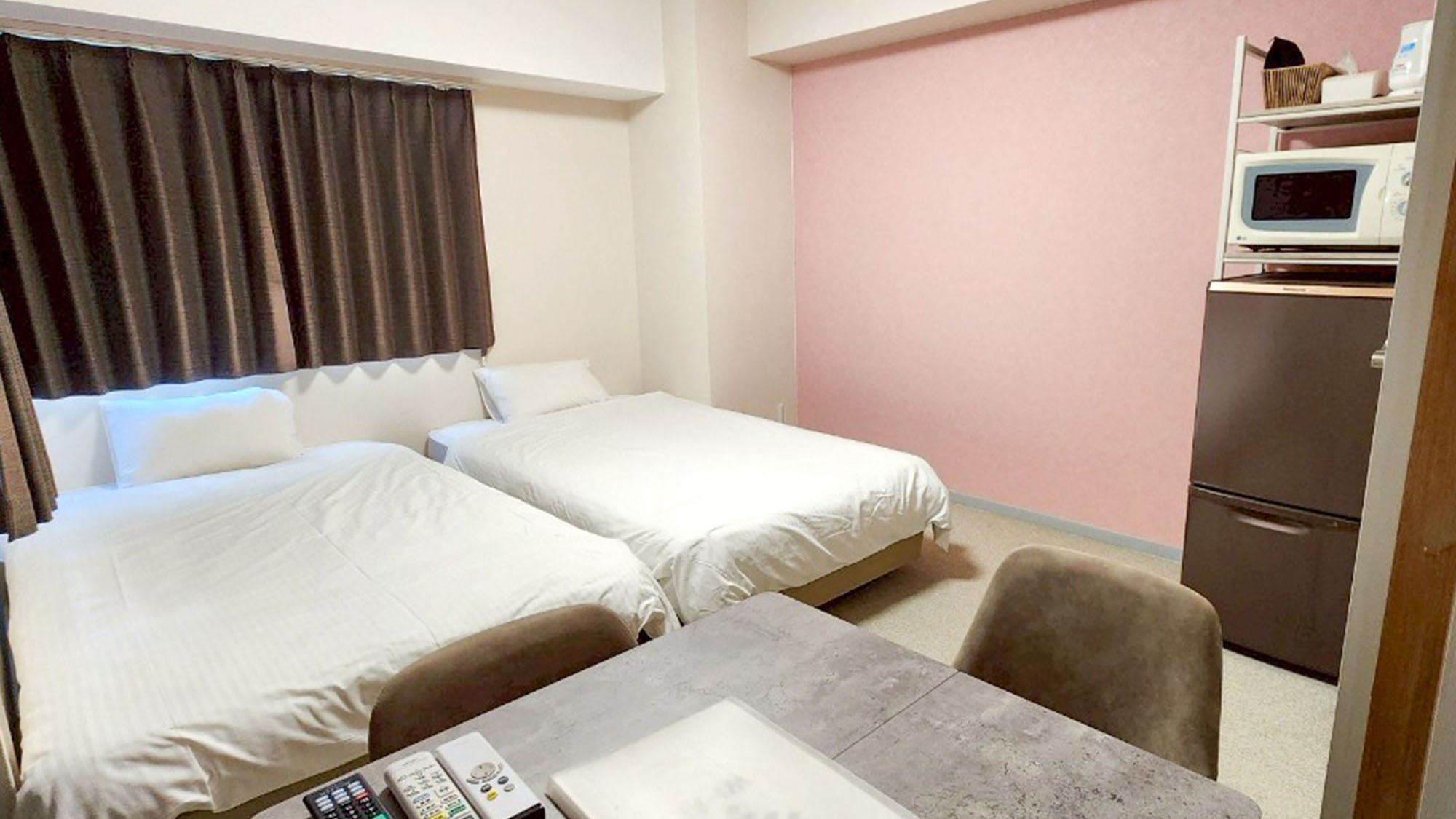 ・【704：寝室】華美な装飾を排除したシンプルな室内。薄いピンクの壁が目をひきます