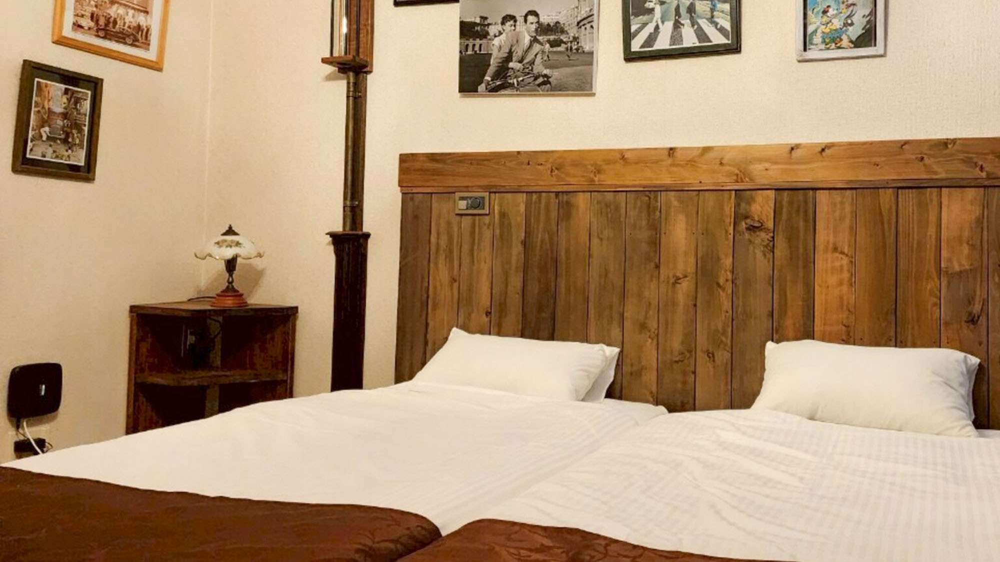 ・【503：寝室】個性的なインテリアが特徴！シングルベッド2台を備えた1Kツインルーム