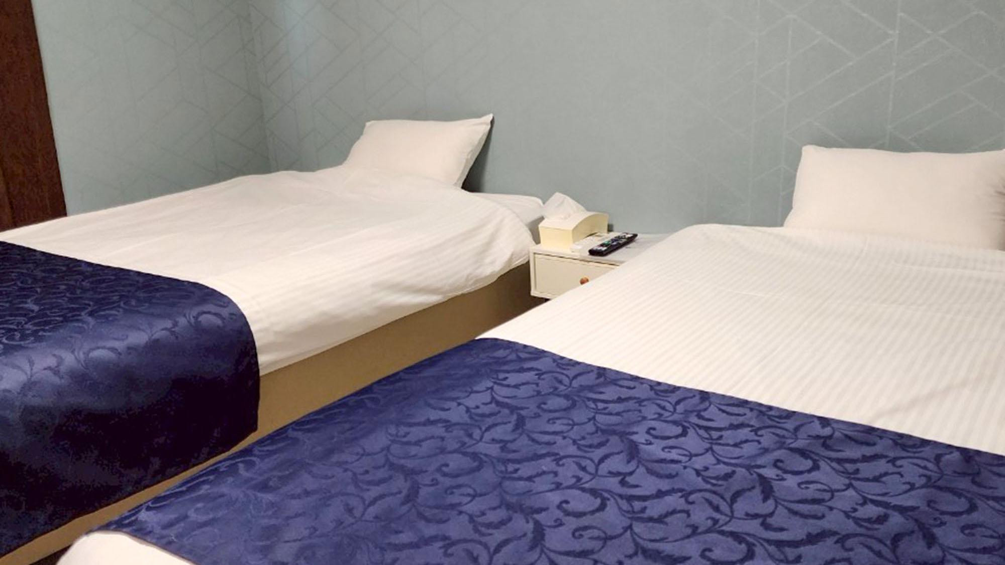 ・【403：寝室】シングルベッド2台を備えた1Kツインルーム。青を基調としたお部屋です