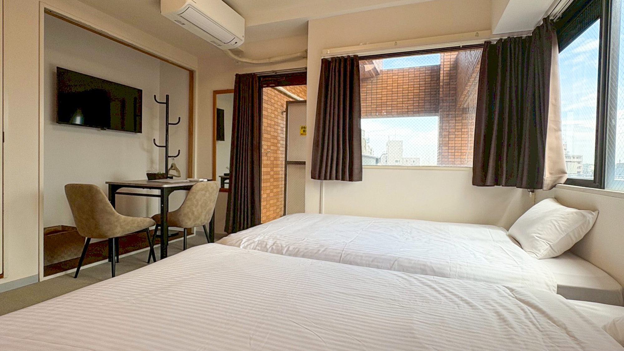 ・【704：寝室】2面採光の明るいお部屋。目覚めの良い朝を迎えられます