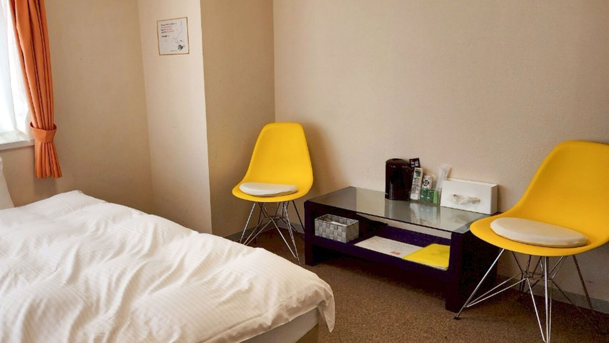 ・【504：テーブル】カラフルな椅子とテーブルが目を引きます