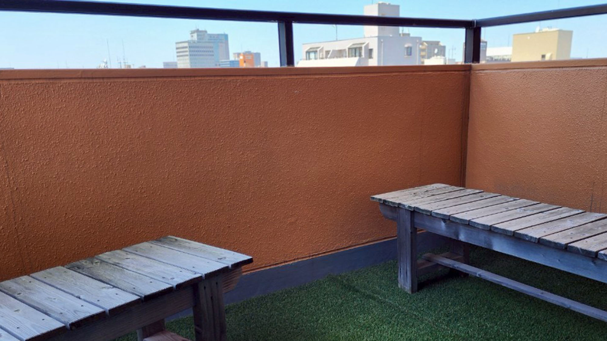 ・【1001：ベランダ】10階からの眺望を独り占め。快適に過ごせるようにベンチを設置しました