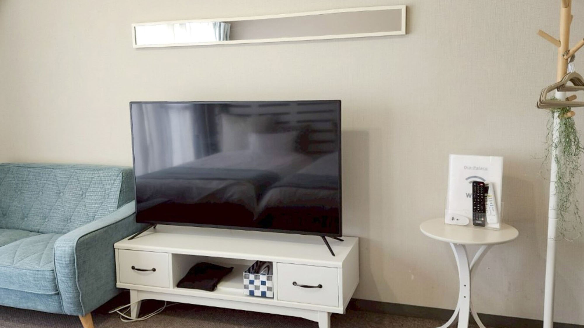 ・【603：設備】大きなテレビと爽やかな水色のソファを完備。リラックスして過ごせます