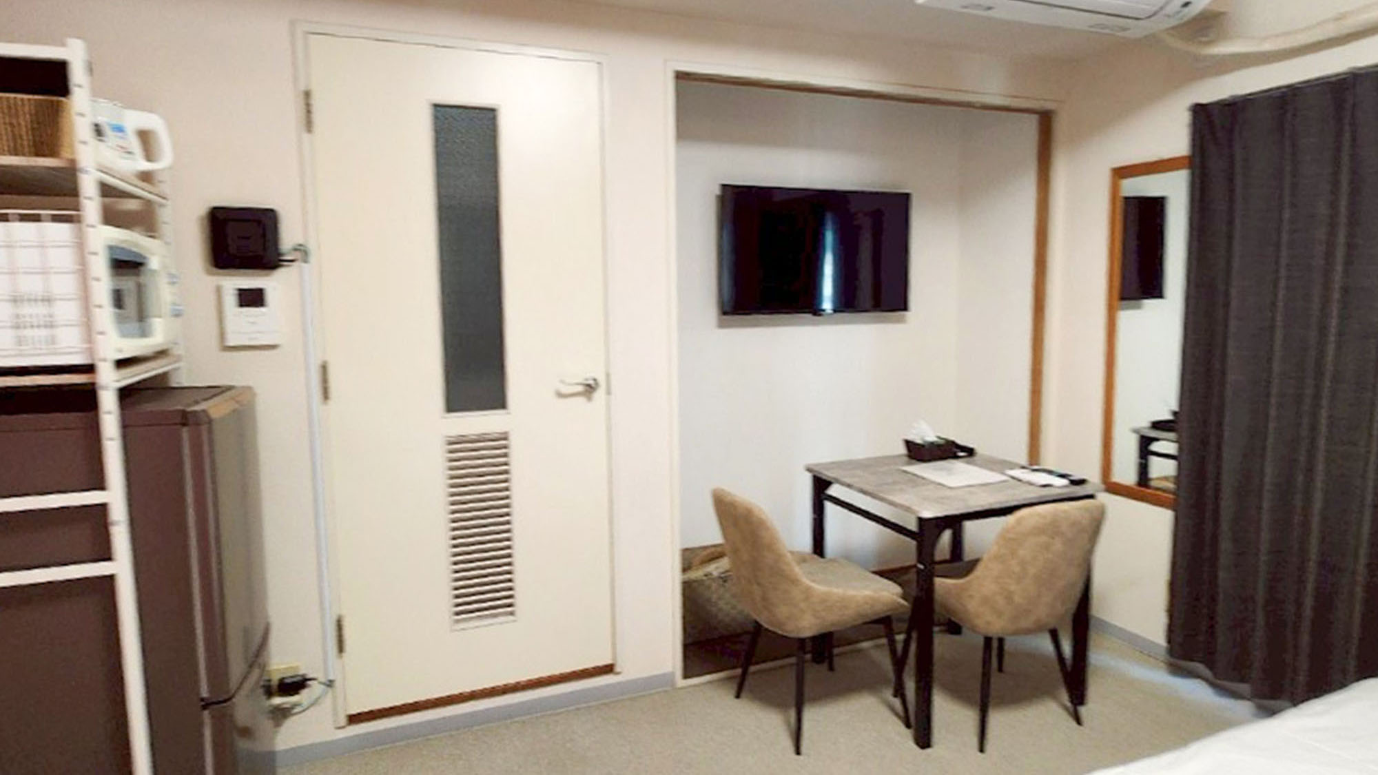 ・【704：テーブル】多目的に使えるテーブルを完備。椅子に座ってテレビもご覧いただけます