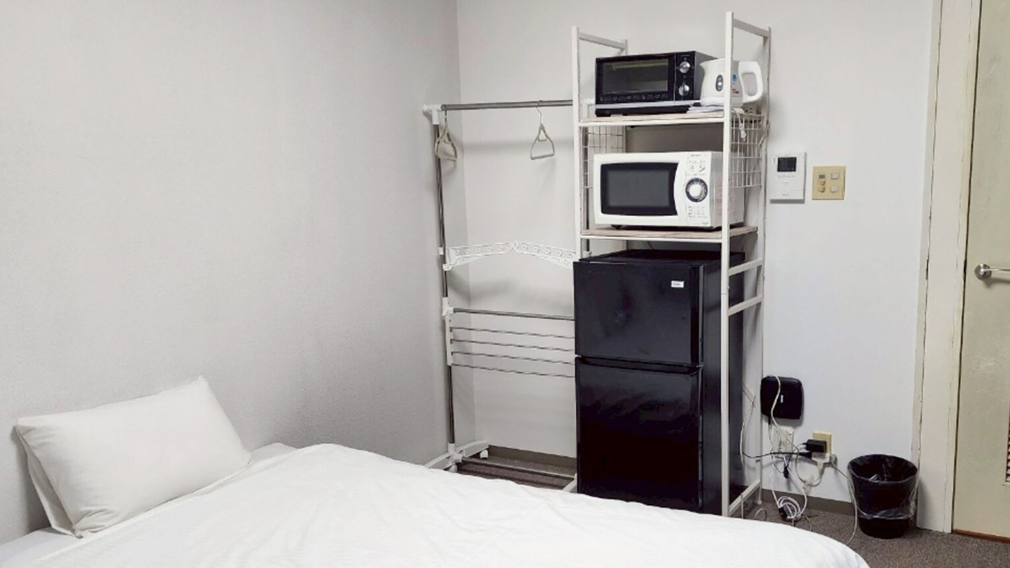 ・【202：寝室】ベッド横にハンガーラック、キッチン家電を完備