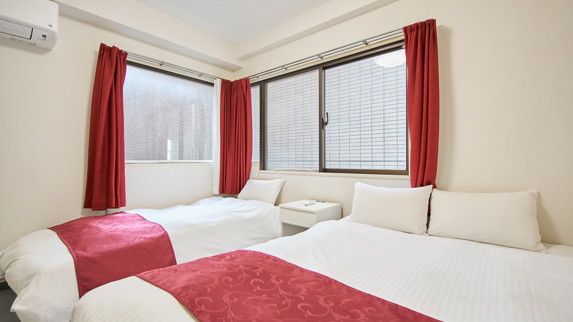 ・405号室／シングルベッドとダブルベッドを備えた寝室